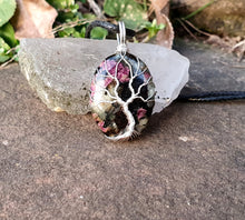 Charger l'image dans la galerie, Pendentif amour et abondance en Eudialyte