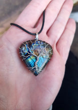 Charger l&#39;image dans la galerie, Pendentif protection de l&#39;empathe en labradorite
