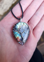 Charger l&#39;image dans la galerie, Pendentif protection de l&#39;empathe en labradorite
