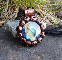 Charger l&#39;image dans la galerie, Pendentif protection de l&#39;empathe en labradorite
